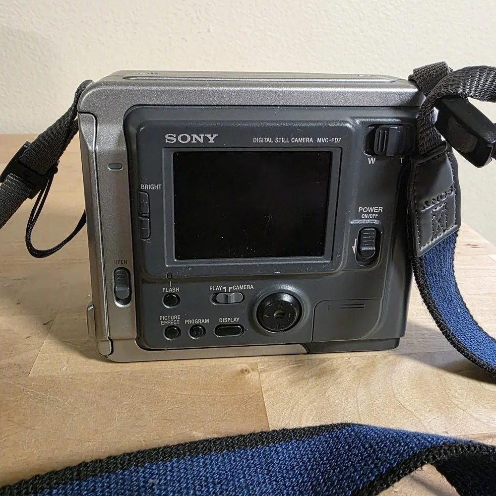 Sony Mavica MVC-FD7 Digital 90s y2k Floppy Camera 0.3MP‎ 10x Zoom Silver WORKS